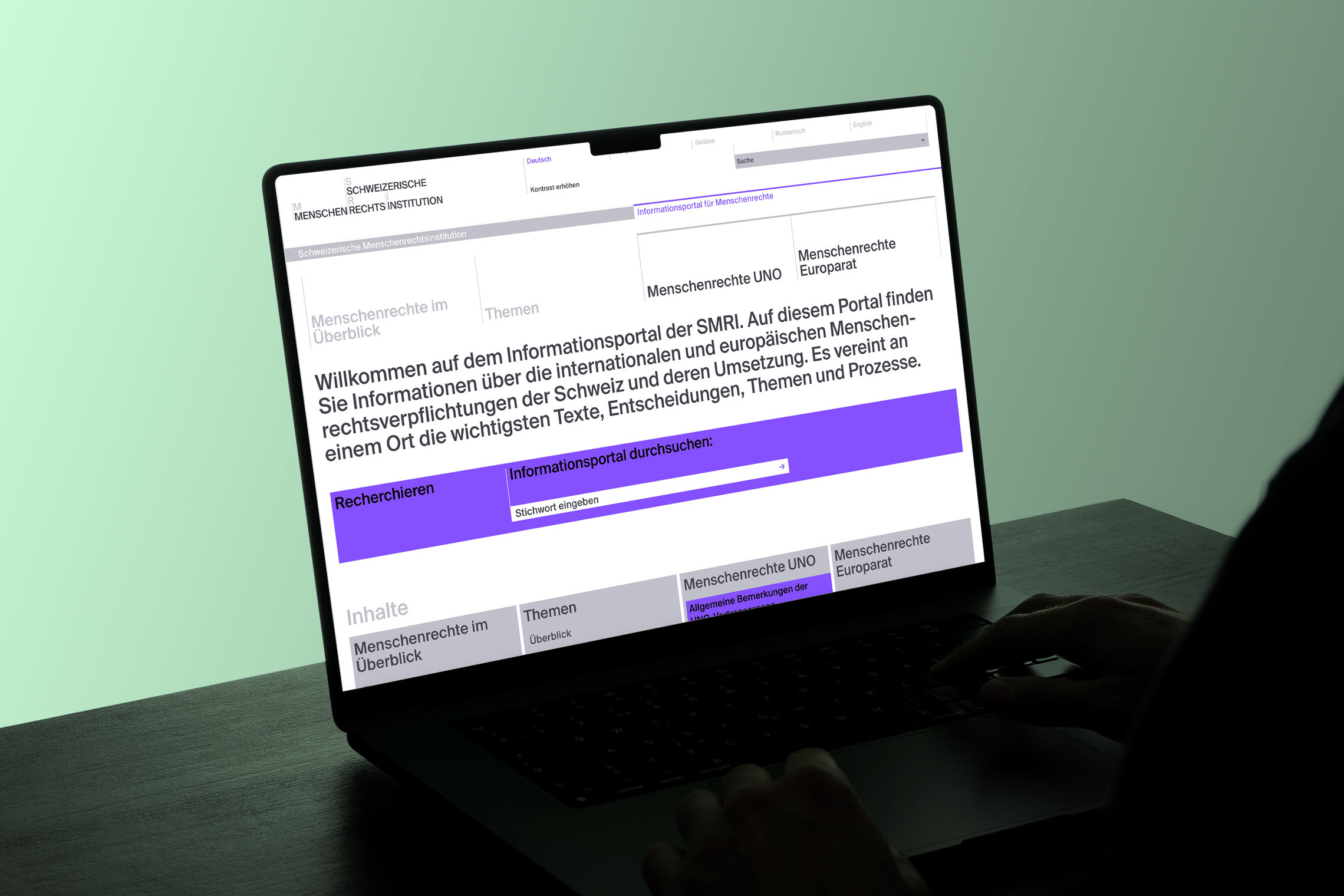 Laptopansicht der Website des Schweizerischen Menschenrechtsinstituts